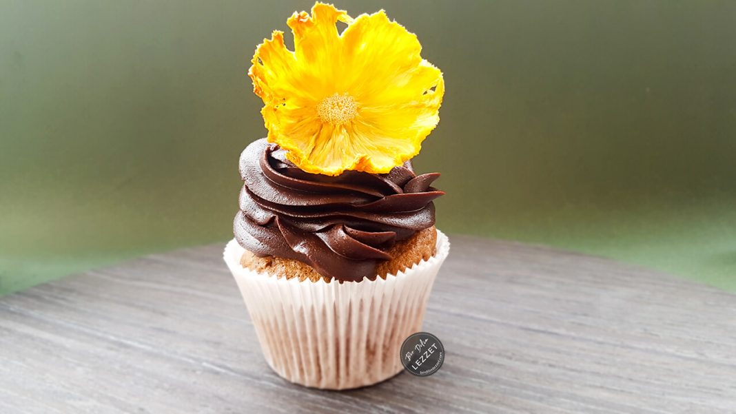 Ananas Çiçekli Cupcake
